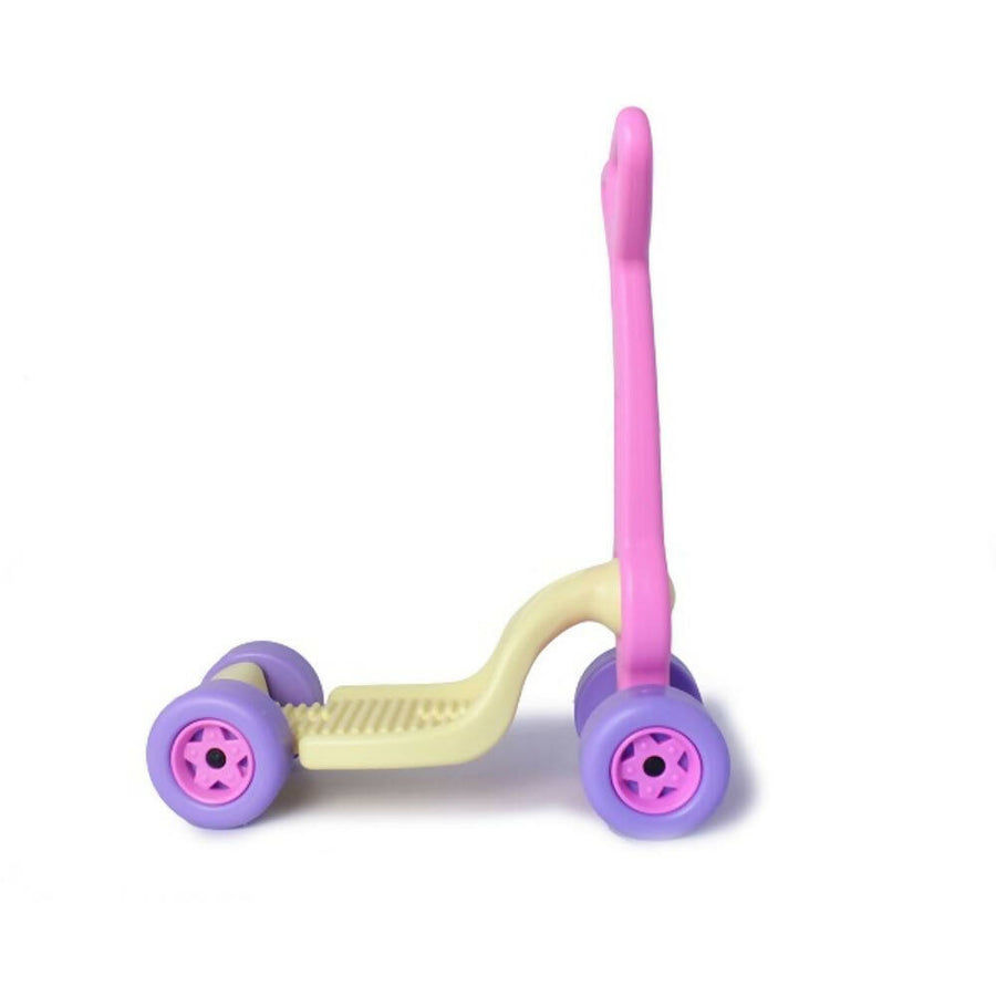 Scooter en colores llamativos para niñas de la marca Boy Toys